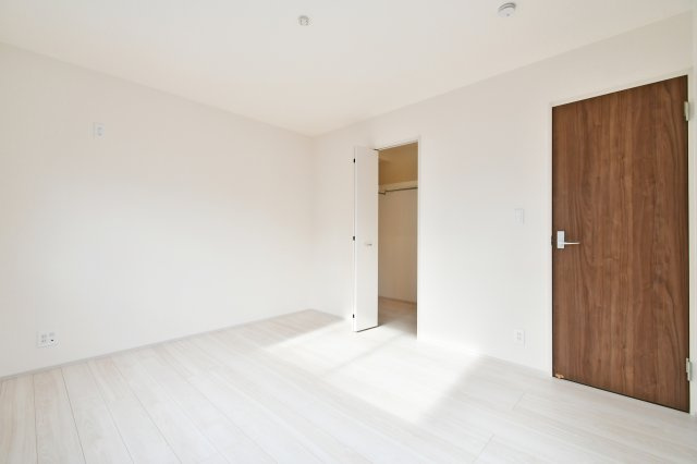 さいたま市岩槻区南辻第3　1号棟の洋室|洋室①7.0帖：ウォークインクローゼットにはハンガーパイプが両面にあるため収納力もGOODです！上の段には季節物などを収納することで、空間を上手に活用することが出来ます！