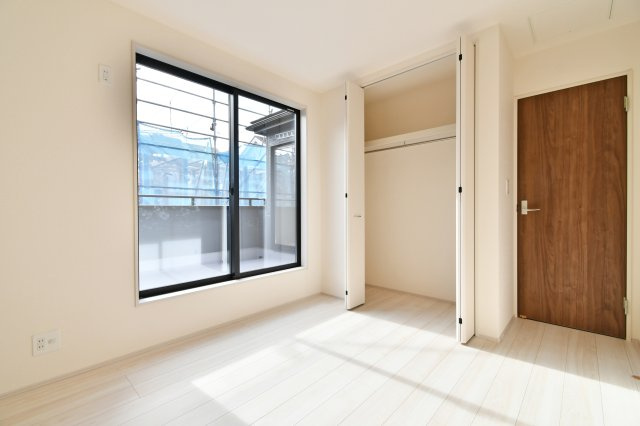 さいたま市岩槻区南辻第3　1号棟の洋室|洋室②5.25帖：クローゼットは上下セパレート・ハンガーパイプ付きです！上には季節物や思い出など毎日手に取らないものを収納、下にはハンガーパイプへコートや洋服など…かける収納もできます！