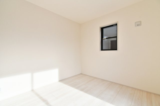 さいたま市岩槻区南辻第3　1号棟の洋室|洋室②5.25帖：東向きの洋室ですので、朝は気持ちの良い朝陽で目覚める事ができます！クローゼットも備わっております。ベッドとデスク、本棚を置いても余裕のありますので、お子様の一人部屋にもおすすめ！