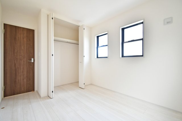 さいたま市岩槻区南辻第3　1号棟の洋室|洋室③5.25帖：クローゼットは各部屋に備わっておりますので、家族それぞれで洋服収納をすることも可能です。また、上下セパレートになっているため衣替えもしやすく、ハンガーパイプで家事時短にも◎！