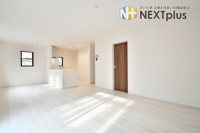 さいたま市岩槻区南辻第3　1号棟の居間・リビング|LDK18.0帖：カウンターキッチンの前にはダイニングテーブルを置き、横にソファーやテレビを置く事で、ダイニング空間とリビング空間を分ける事ができメリハリがつきます！