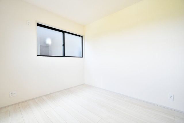 さいたま市岩槻区南辻第3　1号棟の洋室|洋室③5.25帖：白基調な洋室ですのでより空間を広く感じさせます。梁などデッドスペースになるものが室内にないため、家具のレイアウトもしやすいお部屋になっております！