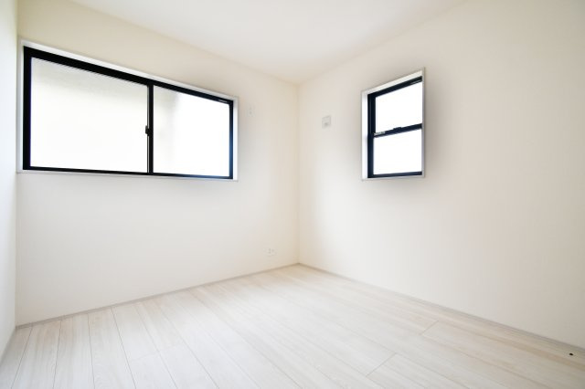 さいたま市岩槻区南辻第3　1号棟の洋室|洋室④5.0帖：在宅ワーク部屋・学習部屋におすすめです◎ほかの洋室と接している壁が少ないので、集中することが出来ます。ベッドとデスク、本棚を置くことのできる広さの洋室です。