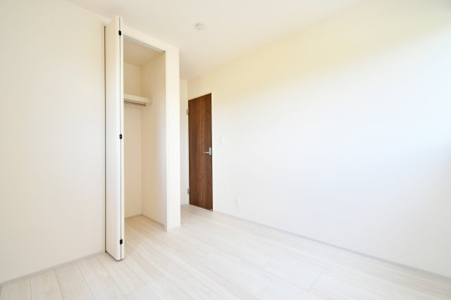 さいたま市岩槻区南辻第3　1号棟の洋室|洋室④5.0帖：クローゼットは各部屋に備わっておりますので、家族それぞれで洋服収納をすることも可能です。また、上下セパレートになっているため衣替えもしやすく、ハンガーパイプで家事時短にも◎！