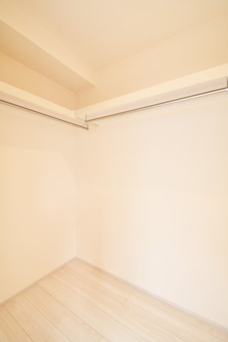 さいたま市岩槻区南辻第3　1号棟の収納|洋室①7.0帖のウォークインクローゼットです。ハンガーパイプが両面にあるため収納力もGOODです！上の段には季節物などを収納することで、空間を上手に活用することが出来ます！