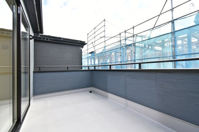 さいたま市岩槻区南辻第3　1号棟のバルコニー|当社はポータルサイト掲載物件、他社様掲載物件なども含めて複数物件をまとめてご案内可能です！気になる物件はいくつでもご気軽にお申し付けください。皆様のご連絡心よりお待ちしております。