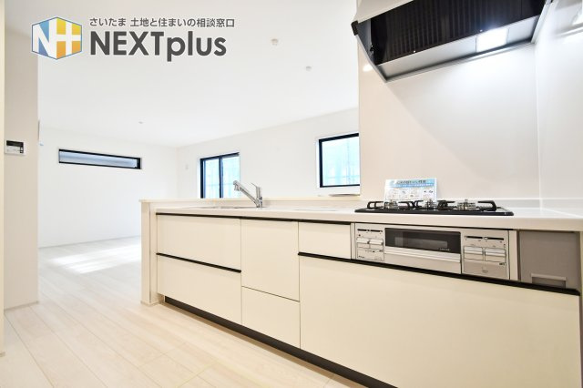 さいたま市岩槻区南辻第3　1号棟のキッチン|奥行きも横幅も広さがありますので、2人でお料理しても動きやすいゆったり空間です！カウンターキッチンはお料理をしながら家族の様子が見え、会話も弾むので人気な設備となっております！