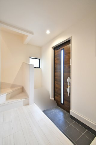 さいたま市岩槻区南辻第3　1号棟の玄関|玄関には小窓がありますので光が差し込みます。玄関土間・ホールを広め＆階段を玄関に設けることで開放感の感じられる玄関になっております。白基調で暖かく明るい玄関がご家族を迎え入れてくれます。