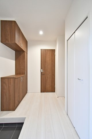 さいたま市岩槻区南辻第3　1号棟の玄関|玄関は広めに設計されておりますので、お子様と並んで靴を一緒に履く事もできます！また間のスペースには鍵を置くスペースにする事で、外出前に鍵を探すなど慌ただしさが軽減されるのでおすすめです。