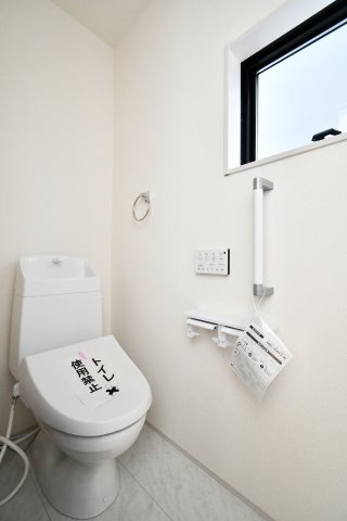 さいたま市岩槻区南辻第3　1号棟のトイレ|トイレ（1F）：1・2階にある為、忙しい出発前でも取り合いにはなりません！小窓があるので、空気がこもりがちなトイレもしっかり換気ができます。ペーパーホルダー２個付きなのが、さりげないポイントです。