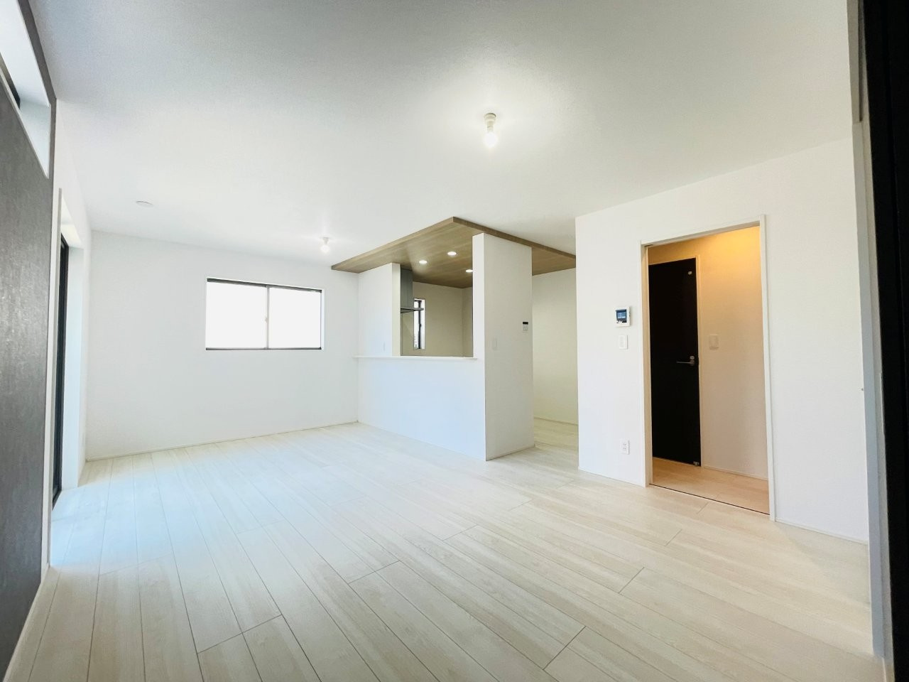 岡崎市矢作町　新築分譲住宅　全3棟　2号棟の居間・リビング|どこにいても家族の顔が見える、明るく開放的なLDK。