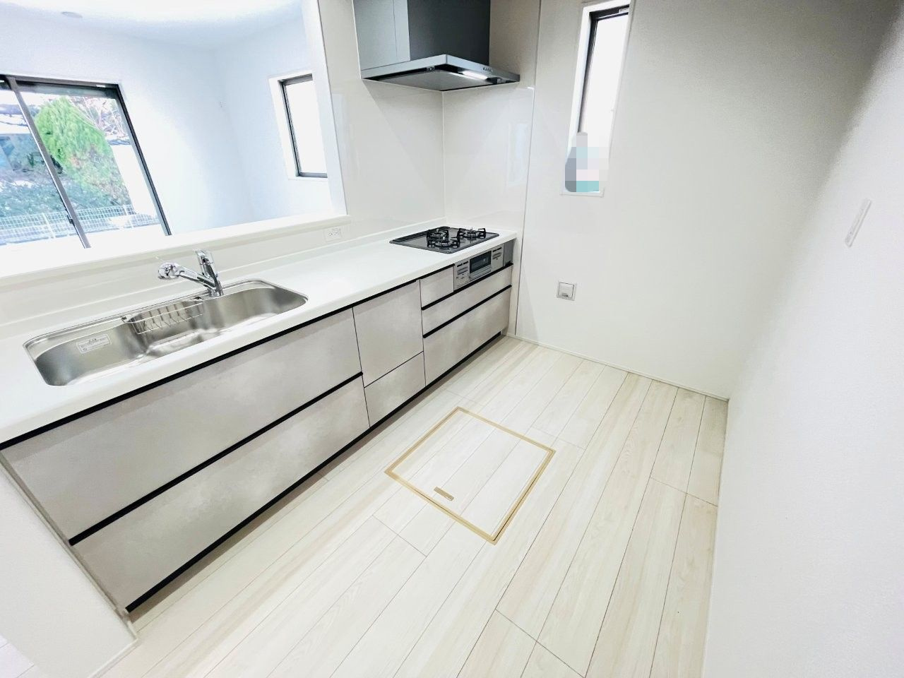 岡崎市矢作町　新築分譲住宅　全3棟　2号棟のキッチン|広いシステムキッチンでお子様と一緒にお料理もできます。