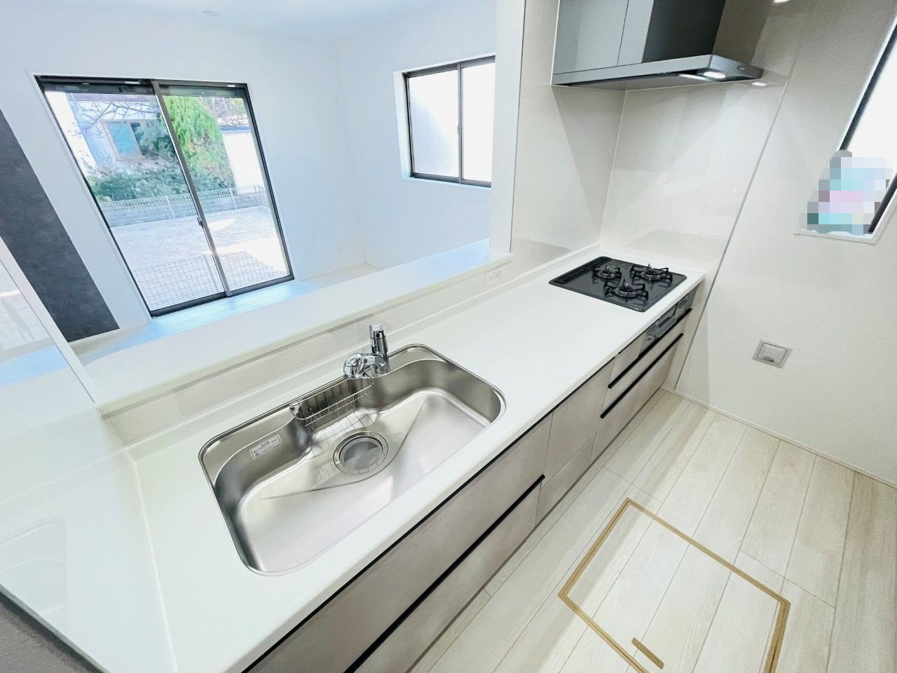 岡崎市矢作町　新築分譲住宅　全3棟　2号棟のキッチン|浄水器一体型水栓です。