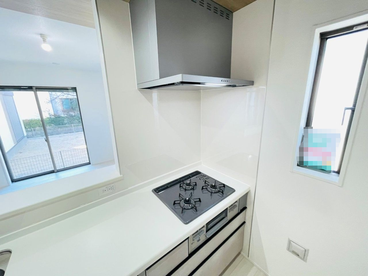 岡崎市矢作町　新築分譲住宅　全3棟　2号棟のキッチン|便利な3口コンロ。