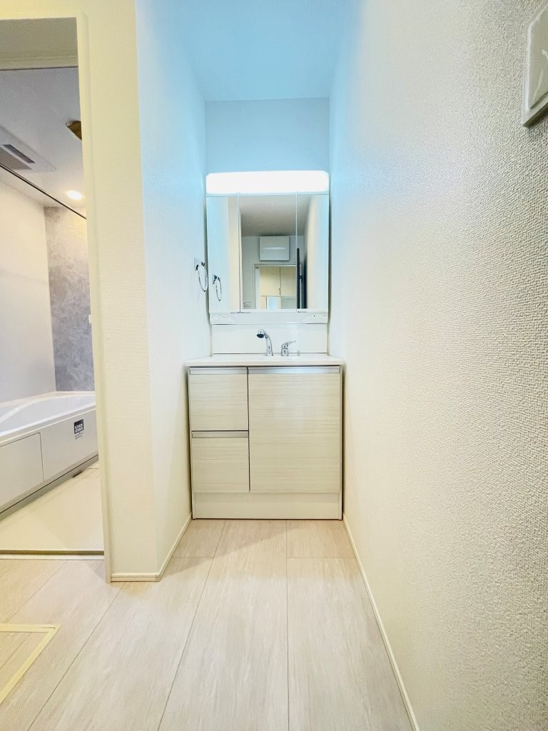 岡崎市矢作町　新築分譲住宅　全3棟　2号棟の独立洗面台|三面鏡仕様の洗面台！鏡の裏は収納になっています♪