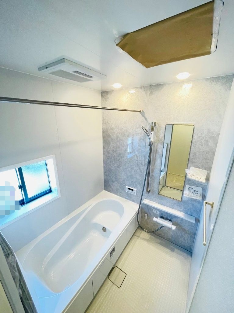 岡崎市矢作町　新築分譲住宅　全3棟　2号棟の浴室|１坪タイプのユニットバス！浴槽は断熱材入りでお湯が冷めにくいです♪浴室乾燥機で梅雨の時期は洗濯物を乾かせます！