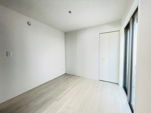 岡崎市矢作町　新築分譲住宅　全3棟　2号棟の洋室|リビングに隣接した居室は、家事スペースやキッズスペースとしても活躍します！収納も完備。