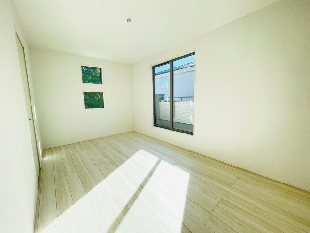 岡崎市矢作町　新築分譲住宅　全3棟　2号棟の洋室|居室は、収納つきで子ども部屋や寝室など多彩な用途の利用ができます♪