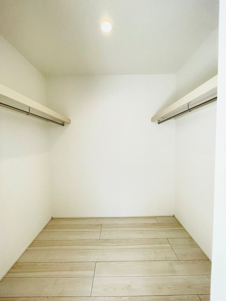 岡崎市矢作町　新築分譲住宅　全3棟　2号棟の収納|居室にはウォークインクローゼットを完備。家族の衣類がスッキリ片付きます♪