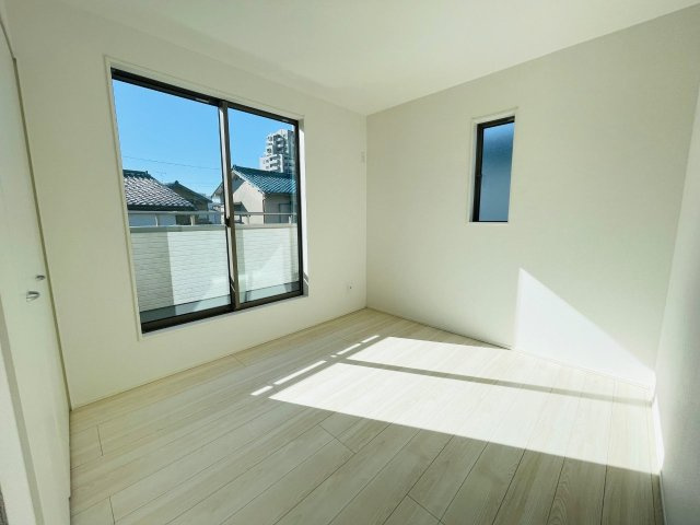 岡崎市矢作町　新築分譲住宅　全3棟　2号棟の洋室|大きな窓からたっぷりと陽光が注がれる明るい空間です。