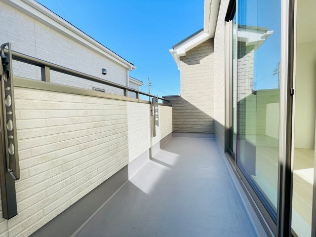 岡崎市矢作町　新築分譲住宅　全3棟　2号棟のバルコニー|日当たりの良いバルコニーには洗濯物がたくさん干せます♪
