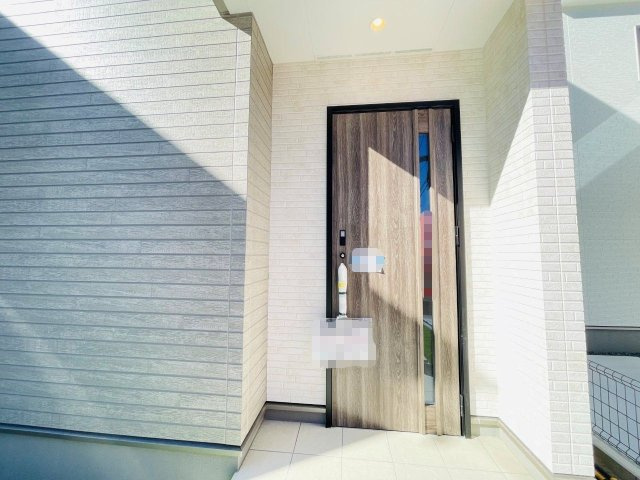 岡崎市矢作町　新築分譲住宅　全3棟　2号棟の玄関|玄関ポーチがあるので、雨の日でも濡れることがなくドアの開け閉めができます。