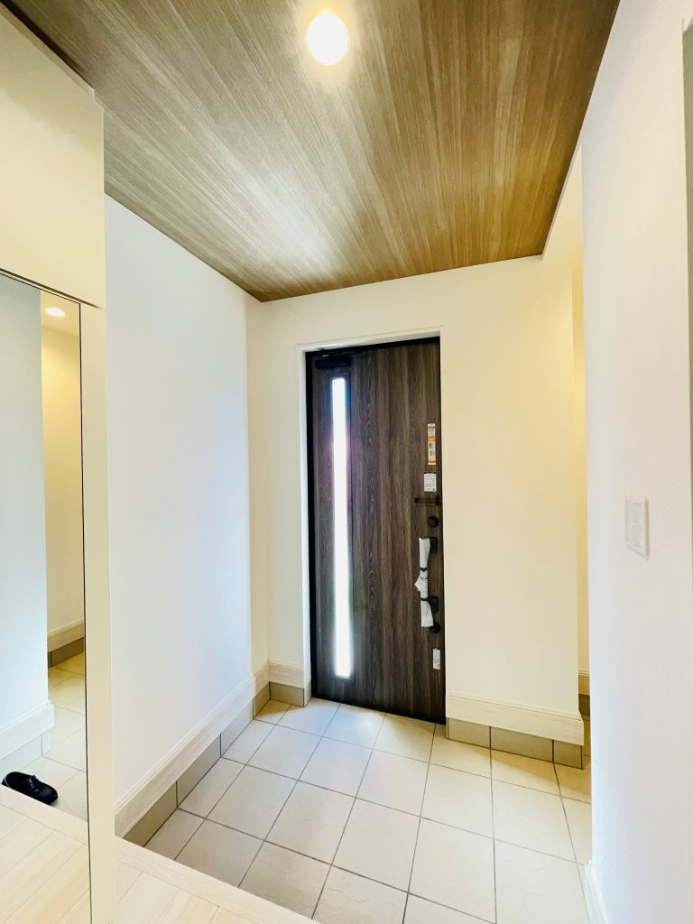 岡崎市矢作町　新築分譲住宅　全3棟　2号棟の玄関|大容量のシューズボックス付きで玄関が靴で散らかりません。