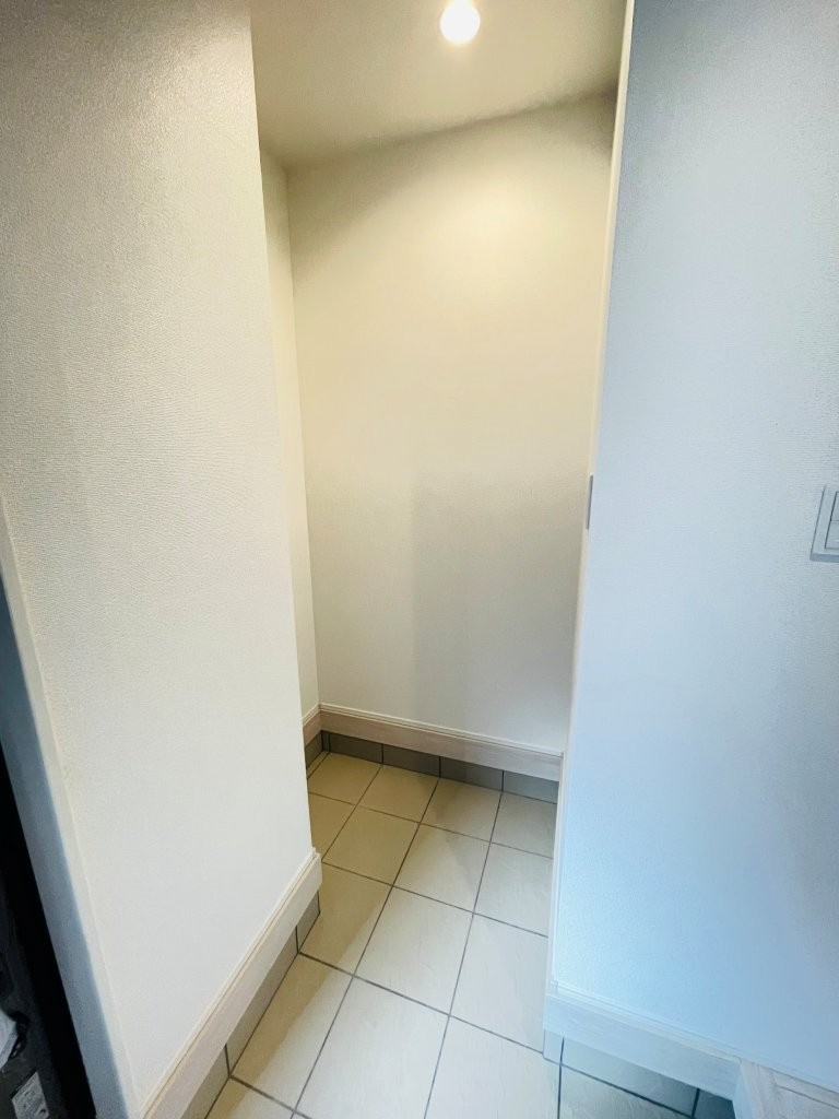 岡崎市矢作町　新築分譲住宅　全3棟　2号棟の玄関|玄関に広い収納スペースがあり、ベビーカーなどの置き場所に困りません。