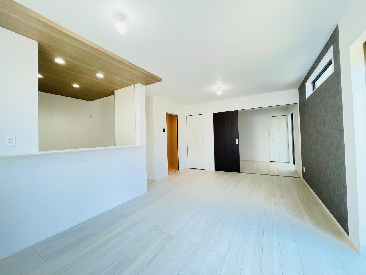 岡崎市矢作町　新築分譲住宅　全3棟　2号棟の居間・リビング|家族でくつろげる広々としたリビングダイニング。