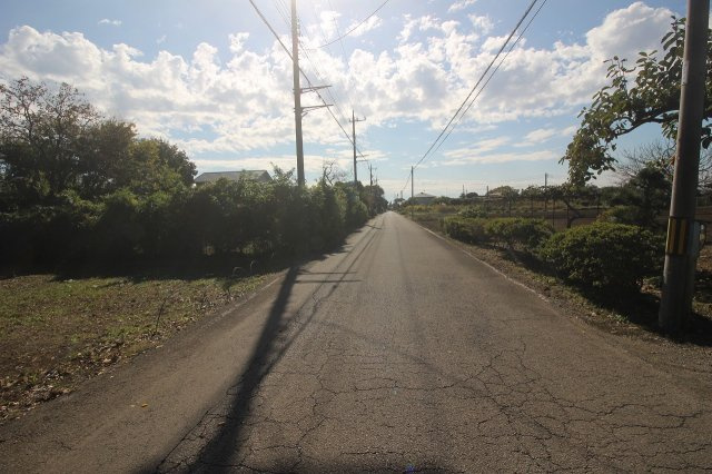 小山市犬塚の外観|現地西側の接道を北側から撮影（2025年10月撮影）