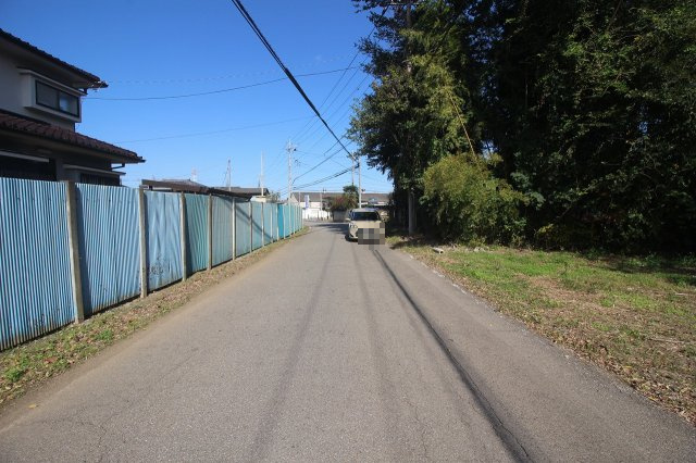 小山市犬塚の周辺|現地西側の接道を南側から撮影（2025年10月撮影）