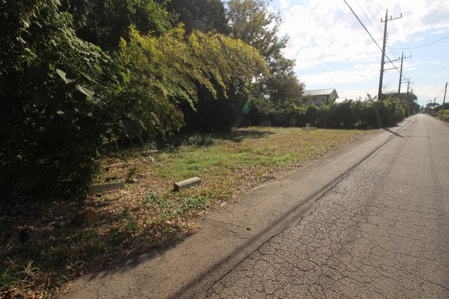 小山市犬塚の外観|現地を西側から引きで撮影（2025年10月撮影）