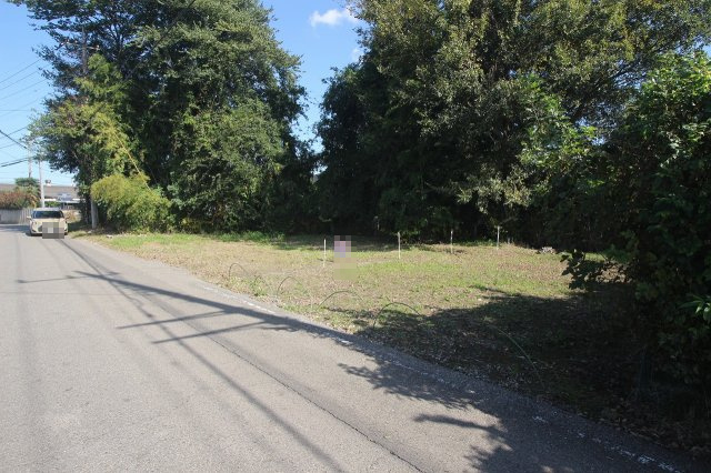 小山市犬塚の外観|現地を南西側から引きで撮影（2025年10月撮影）