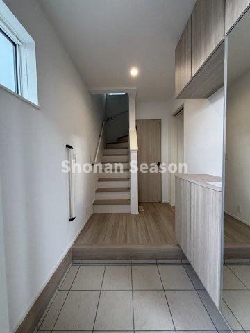 【玄関】 | 明るく開放的な玄関スペース◎ご家族を暖かくお迎えしてくれます♪