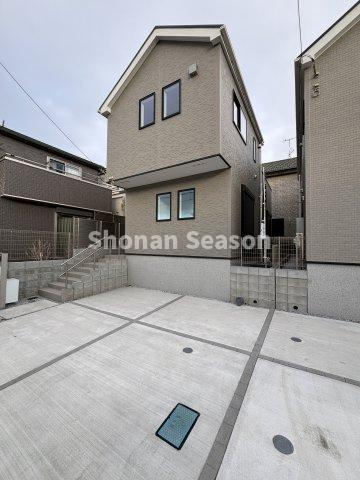 【外観】 | 駐車が苦手な人にも嬉しいカースペース並列2台◎
ご夫婦でお車を所有されていても安心です♪