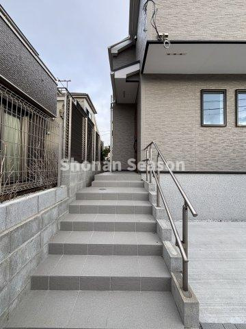 【外観】 | 前面道路から距離があり、プライバシーをしっかり確保しやすい設計◎