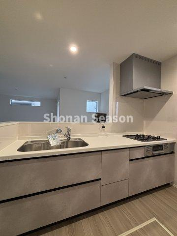 【キッチン】 | 料理中の会話も弾む対面キッチン◎家族の様子を見守れる安心設計！