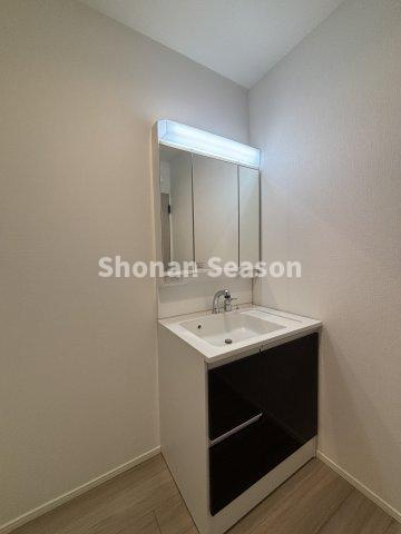 【独立洗面台】 | ミラー裏などの収納を活用すれば生活感を抑えた空間に♪