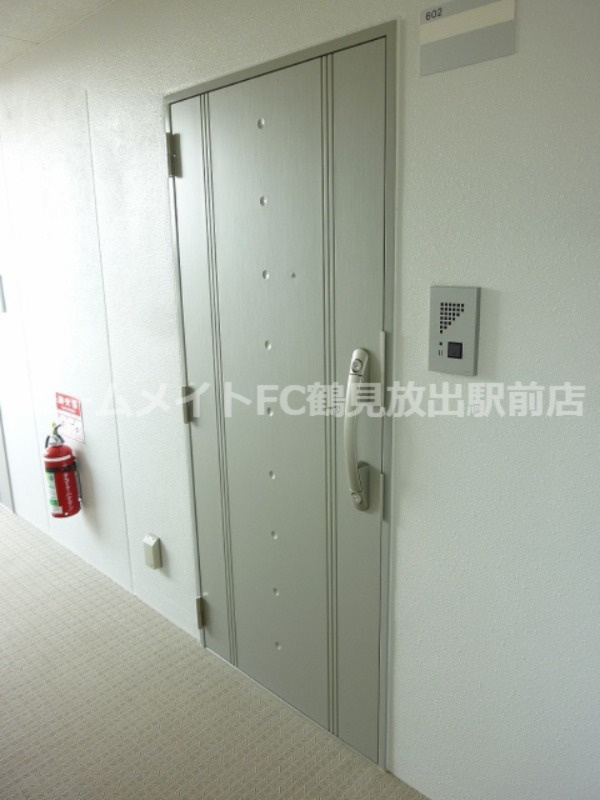 大阪市鶴見区放出東３丁目の賃貸マンションの玄関
