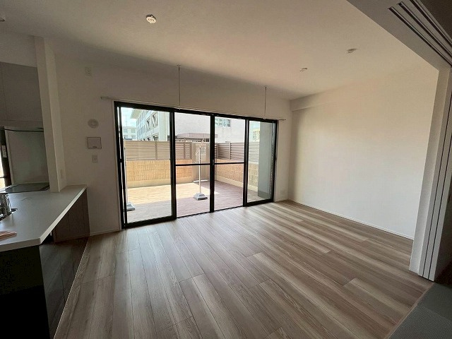 【居間・リビング】 | ファーネスト千早駅南ルクシア | 写真は入居前のものです。