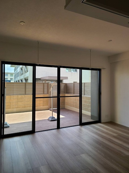 【居間・リビング】 | ファーネスト千早駅南ルクシア | 写真は入居前のものです。