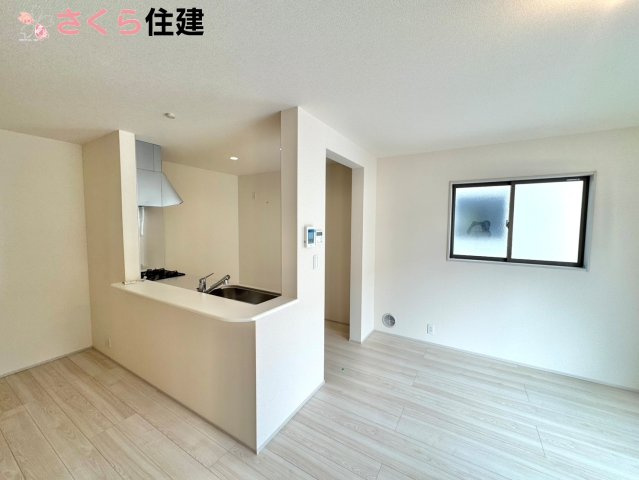 リーブルガーデン宇都宮今宮第5　２号棟の居間・リビング|対面式システムキッチン。リビングを見渡せるキッチンで家族の様子をうかがいながら料理がはかどりそう♪