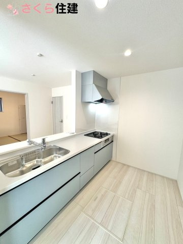 リーブルガーデン宇都宮今宮第5　２号棟のキッチン|お子様と並んで料理をしても余裕のゆとりのキッチン。お子様と一緒に料理も叶いますよ♪