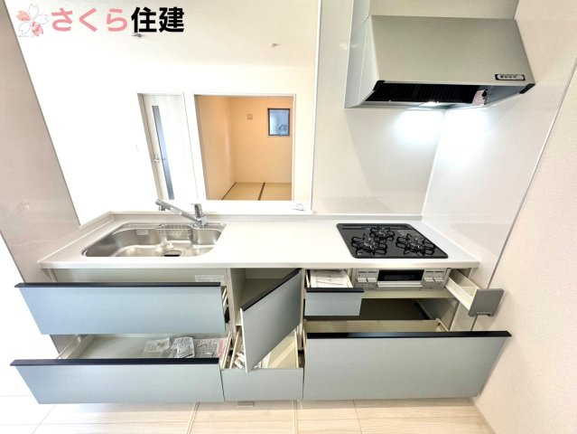 リーブルガーデン宇都宮今宮第5　２号棟のキッチン|キッチン下収納は奥まで引き出せるので、大きく屈まなくても楽に必要なものがパッと取り出せます！