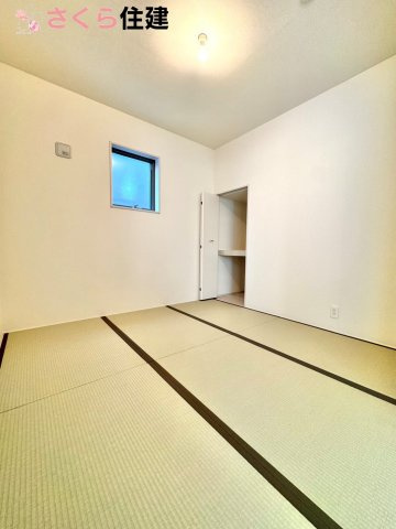 リーブルガーデン宇都宮今宮第5　２号棟の和室|リビング横の和室は、思い切りお子様が遊べるキッズスペースにぴったり！押入はおもちゃをすっきり収納♪