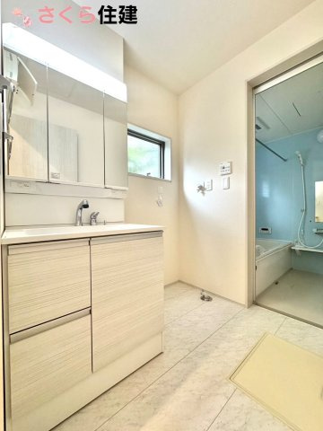 リーブルガーデン宇都宮今宮第5　２号棟の洗面所|ゆとりある広さの洗面所。両サイド収納の洗面台で、二人ならんで同時の身支度もスムーズです。