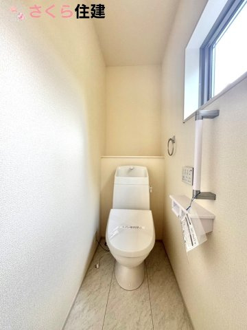 リーブルガーデン宇都宮今宮第5　２号棟のトイレ|トイレは各階完備。夜、トイレに起きても、2階の寝室から1階のトイレに降りる必要はありません。