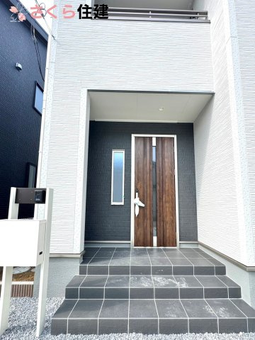 リーブルガーデン宇都宮今宮第5　２号棟の玄関|玄関扉はスマートキー対応で、両手に荷物があっても楽に簡単開け閉め！もちろんモニター付きインターホン！