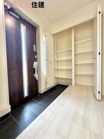 リーブルガーデン宇都宮今宮第5　２号棟の玄関|玄関がいつも片づく大型シューズボックス。お子様の靴のサイズが大きくなっていっても安心の広々スペース！