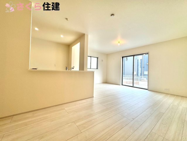 リーブルガーデン宇都宮今宮第5　２号棟の居間・リビング|優しい雰囲気のナチュラルな床材でどんな家具にもマッチします！部屋全体が明るい雰囲気に♪